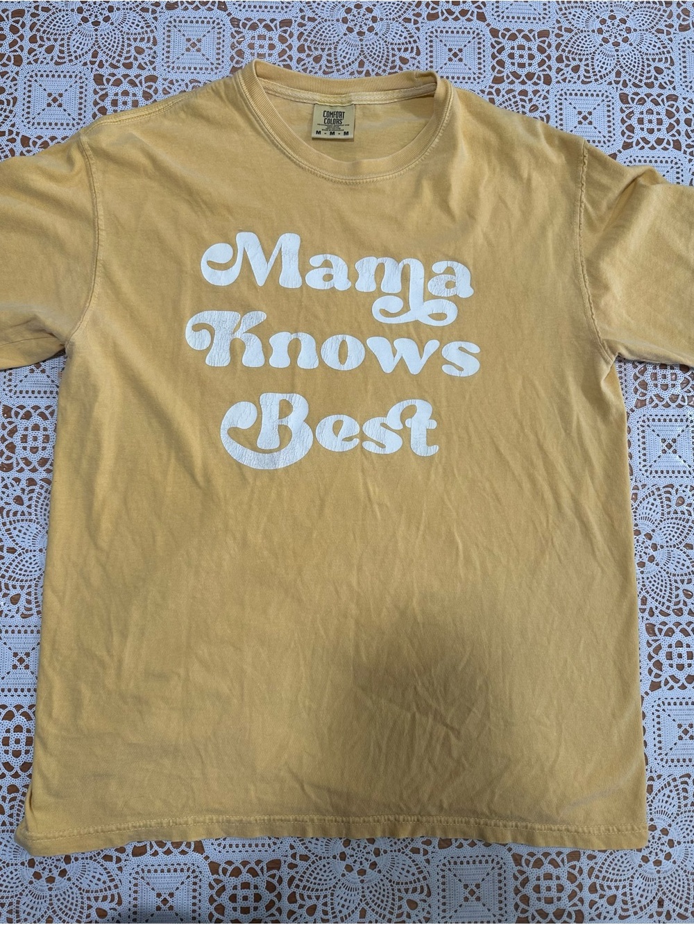 Comfort Colors Mama Knows Best Graphic Tee Yellow Short Sleeve Shirt Medium